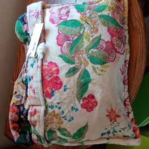 New w Tag Johnny Was Camilla Sherpa Travel Blanket attached bag.